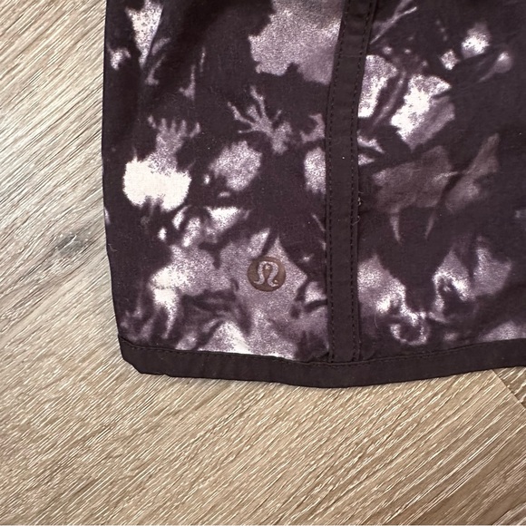 lululemon black and white shorts size 4 - Picture 3 of 3